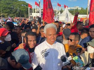 Warga Tuliskan Harapan di Punggung Ganjar saat Kampanye di Maluku