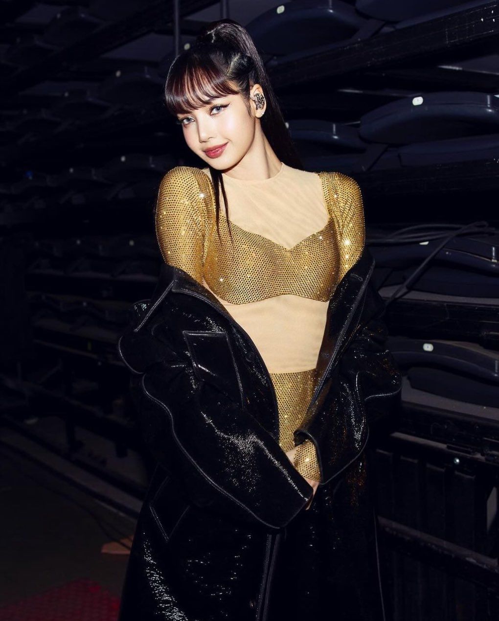Gaya Lisa BLACKPINK tampil di konser Gala Des Pièces Jaunes
