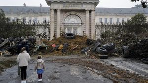 Gedung Pemerintah Prancis Dipenuhi Sampah, Ada Apa?