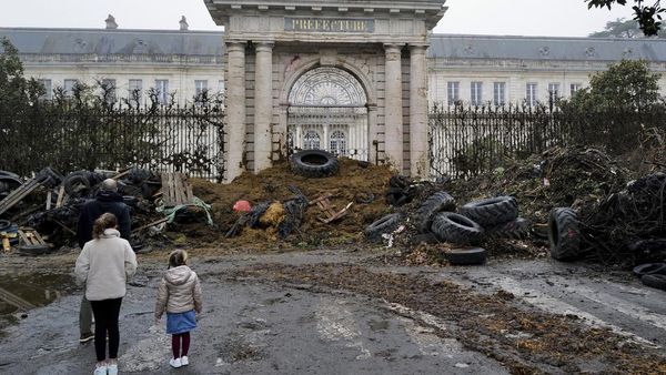 Gedung Pemerintah Prancis Dipenuhi Sampah, Ada Apa?