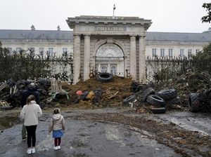 Gedung Pemerintah Prancis Dipenuhi Sampah, Ada Apa?