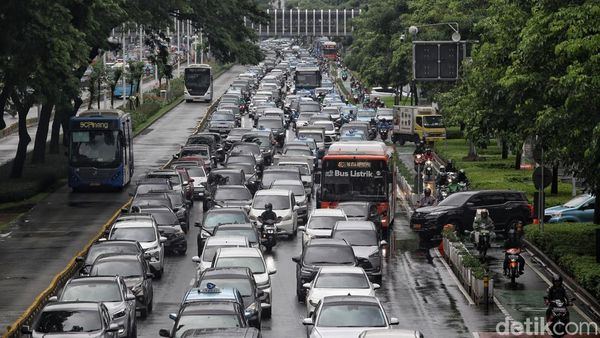 Hujan Sejak Pagi, Kebayoran Lama dan Sudirman Macet