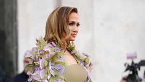 7 Foto Gaya Seksi Jennifer Lopez Tersage-sage di Paris, Pakai Jubah Bunga