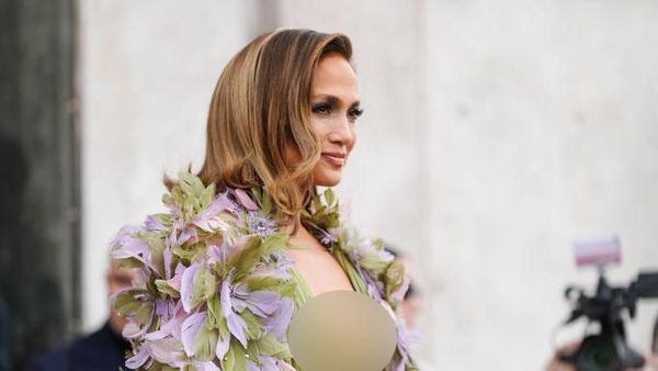 7 Foto Gaya Seksi Jennifer Lopez Tersage-sage di Paris, Pakai Jubah Bunga