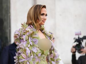 7 Foto Gaya Seksi Jennifer Lopez Tersage-sage di Paris, Pakai Jubah Bunga 7 Foto Gaya Seksi Jennifer Lopez Tersage-sage di Paris, Pakai Jubah Bunga