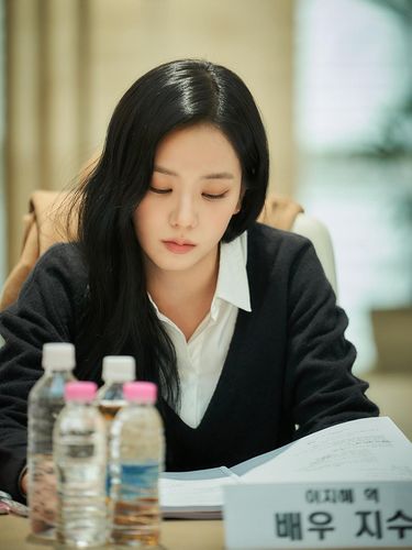 Jisoo BLACKPINK saat baca naskah pertama untuk film Omniscient Reader (2024). (Lotte Entertainment)