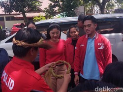 Kaesang Bagikan Kaos PSI Pecinta Samsul Indonesia ke Warga di Toraja