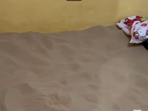 Warga Desa di Sumenep Tidur di Kasur Pasir, Nggak Bahaya Ta? Warga Desa di Sumenep Tidur di Kasur Pasir, Nggak Bahaya Ta?