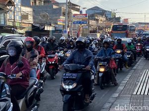 Cerita Lukman Beratnya Menembus Kemacetan di Bandung Timur