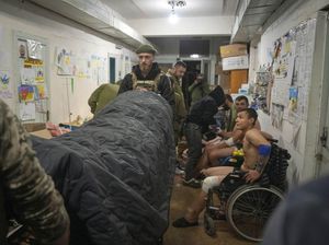 Kesibukan Tim Medis Ukraina Rawat Tentara Terluka di Medan Perang Kesibukan Tim Medis Ukraina Rawat Tentara Terluka di Medan Perang