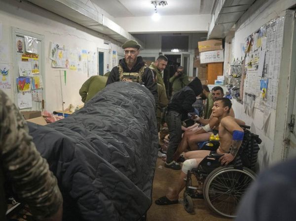 Kesibukan Tim Medis Ukraina Rawat Tentara Terluka di Medan Perang