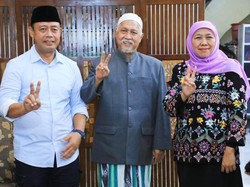 Khofifah dan Pengasuh Sidogiri Salam Dua Jari Dukung Prabowo-Gibran