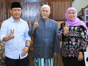 Khofifah dan Pengasuh Sidogiri Salam Dua Jari Dukung Prabowo-Gibran Khofifah dan Pengasuh Sidogiri Salam Dua Jari Dukung Prabowo-Gibran