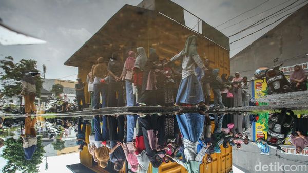 KJP Plus Cair, Warga Langsung Serbu Sembako Murah