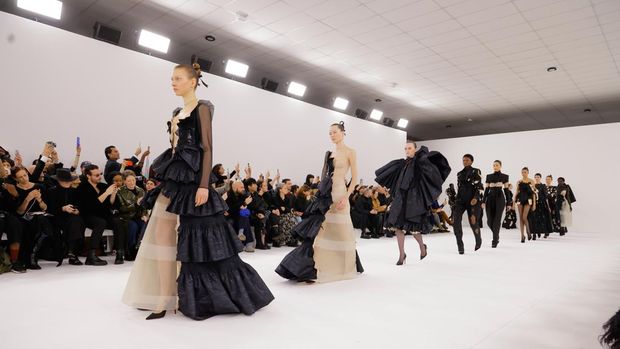 FOTO: Wanita Penyintas Serangan Air Keras Jadi Model Lookbook