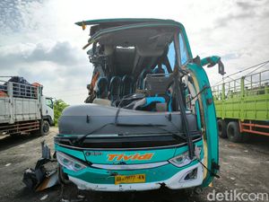 Gelagat Aneh Sopir Bus Peziarah Diungkap Penumpang Usai Laka Maut di Gresik Gelagat Aneh Sopir Bus Peziarah Diungkap Penumpang Usai Laka Maut di Gresik