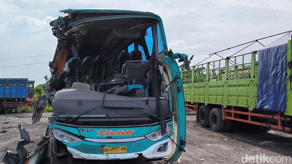 Penampakan Bus Rombongan Peziarah Kecelakaan di Gresik
