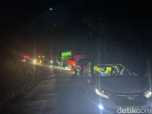 Jalur Poros Maros-Bone di Camba Macet 1 Km Malam Ini, Warga Atur Lalin Jalur Poros Maros-Bone di Camba Macet 1 Km Malam Ini, Warga Atur Lalin