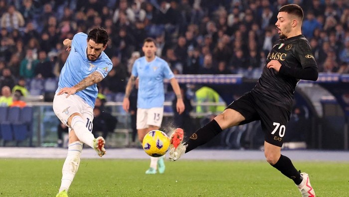 Soccer Football - Serie A - Lazio v Napoli - Stadio Olimpico, Rome, Italy - January 28, 2024 Lazios Luis Alberto in action with Napolis Gianluca Gaetano REUTERS/Claudia Greco