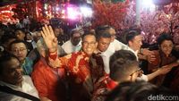 Massa Simpatisan Kerubuti Anies Baswedan di Glodok Pancoran