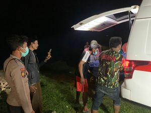2 Jenazah ABK KM Putra Sumber Mas Ditemukan di Kangean Dimakamkan 2 Jenazah ABK KM Putra Sumber Mas Ditemukan di Kangean Dimakamkan