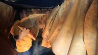 Melihat Pengasapan Kulit Kambing di Aceh