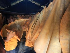 Melihat Pengasapan Kulit Kambing di Aceh