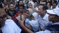 Momen Tom Lembong Diserbu Emak-emak