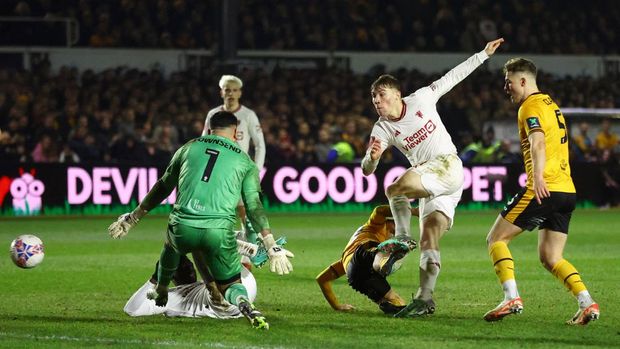 Soccer Football -  FA Cup - Fourth Round - Newport County AFC v Manchester United - Rodney Parade, Newport, Wales, Britain - January 28, 2024 Manchester United's Rasmus Hojlund scores their fourth goal past Newport County AFC's Nick Townsend REUTERS/Carl Recine