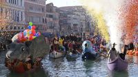 Parade Air Penuh Warna Meriahkan Karnaval di Venesia