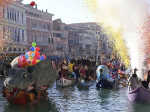 Parade Air Penuh Warna Meriahkan Karnaval di Venesia