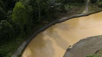 Penampakan Jalan Penghubung 3 Desa di Pulau Bacan Amblas