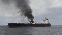 Penampakan Kapal Tanker Terbakar Usai Dihantam Rudal Houthi di Teluk Aden