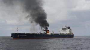 Penampakan Kapal Tanker Terbakar Usai Dihantam Rudal Houthi di Teluk Aden