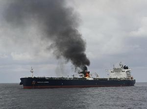 Kapal Kargo Terbakar karena Rudal Houthi, 1 Orang Luka Parah Kapal Kargo Terbakar karena Rudal Houthi, 1 Orang Luka Parah