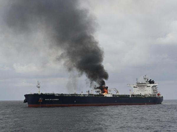 Penampakan Kapal Tanker Terbakar Usai Dihantam Rudal Houthi di Teluk Aden