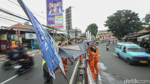 Penertiban APK Liar di Kramat Jati