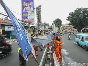 Penertiban APK Liar di Kramat Jati