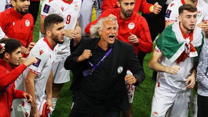 Soccer Football - AFC Asian Cup - Round of 16 - Tajikistan v United Arab Emirates - Ahmad bin Ali Stadium, Al Rayyan, Qatar - January 28, 2024 Tajikistan players celebrate with coach Petar Segrt after the match REUTERS/Ibraheem Al Omari
