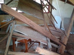 Lapuk, Plafon SD di Nusa Penida Ambruk