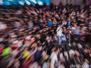 Potret Buruh-Ojol Padati Desak & Slepet AMIN di JIExpo