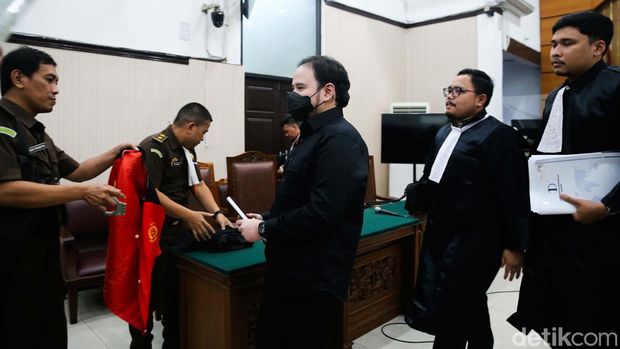 Pengadilan Negeri Jakarta Selatan kembali menggelar sidang lanjutan kasus dugaan kepemilikan senjata api (senpi) ilegal dengan terdakwa Mahendra Dito Sampurno alias Dito Mahendra, Jakarta, Senin (29/1/2024). Berdasarkan Sistem Informasi Penelusuran Perkara atau SIPP Pengadilan Negeri Jakarta Selatan, persidangan beragendakan jawaban atau tanggapan dari jaksa penuntut umum (JPU) atas eksepsi dari kubu terdakwa.