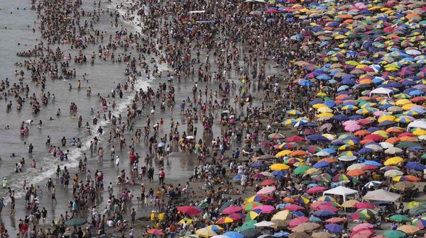 Potret Warga Peru Sesaki Pantai Saat Musim Panas Menerjang
