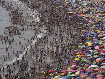 Potret Warga Peru Sesaki Pantai Saat Musim Panas Menerjang