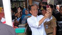 Kunjungi Pasar Mungkid, Jokowi Swafoto dan Salami Pedagang