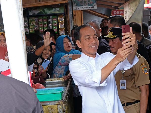 Kunjungi Pasar Mungkid, Jokowi Swafoto dan Salami Pedagang