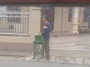Viral Aksi Pria di Palembang Congkel Kotak Amal Masjid Gunakan Lidi
