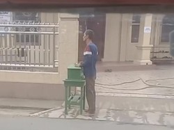Viral Aksi Pria di Palembang Congkel Kotak Amal Masjid Gunakan Lidi