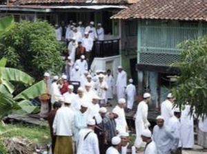 Tradisi Rumpak-rumpak, Berkeliling Rumah Warga Setelah Salat Idul Fitri