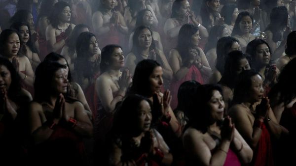 Wanita-wanita di Nepal Mandi Sungai saat Festival, Begini Penampakannya